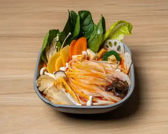 Vegetarische Malatang-Schale mit Gemüse und Pilzen